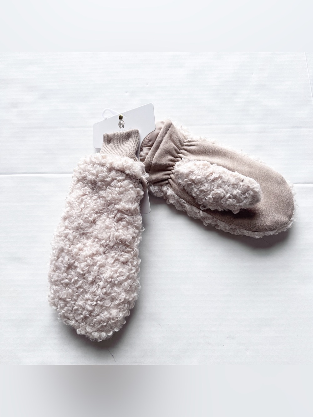 House of Harlow 1960 New
Cream and Tan
Sherpa Mittens
NWT